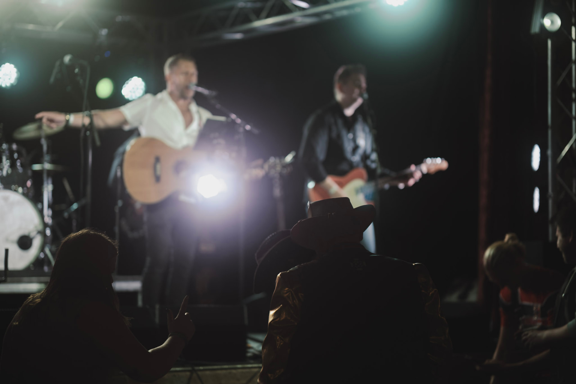 Band på scenen sett fra publikum i motlys
