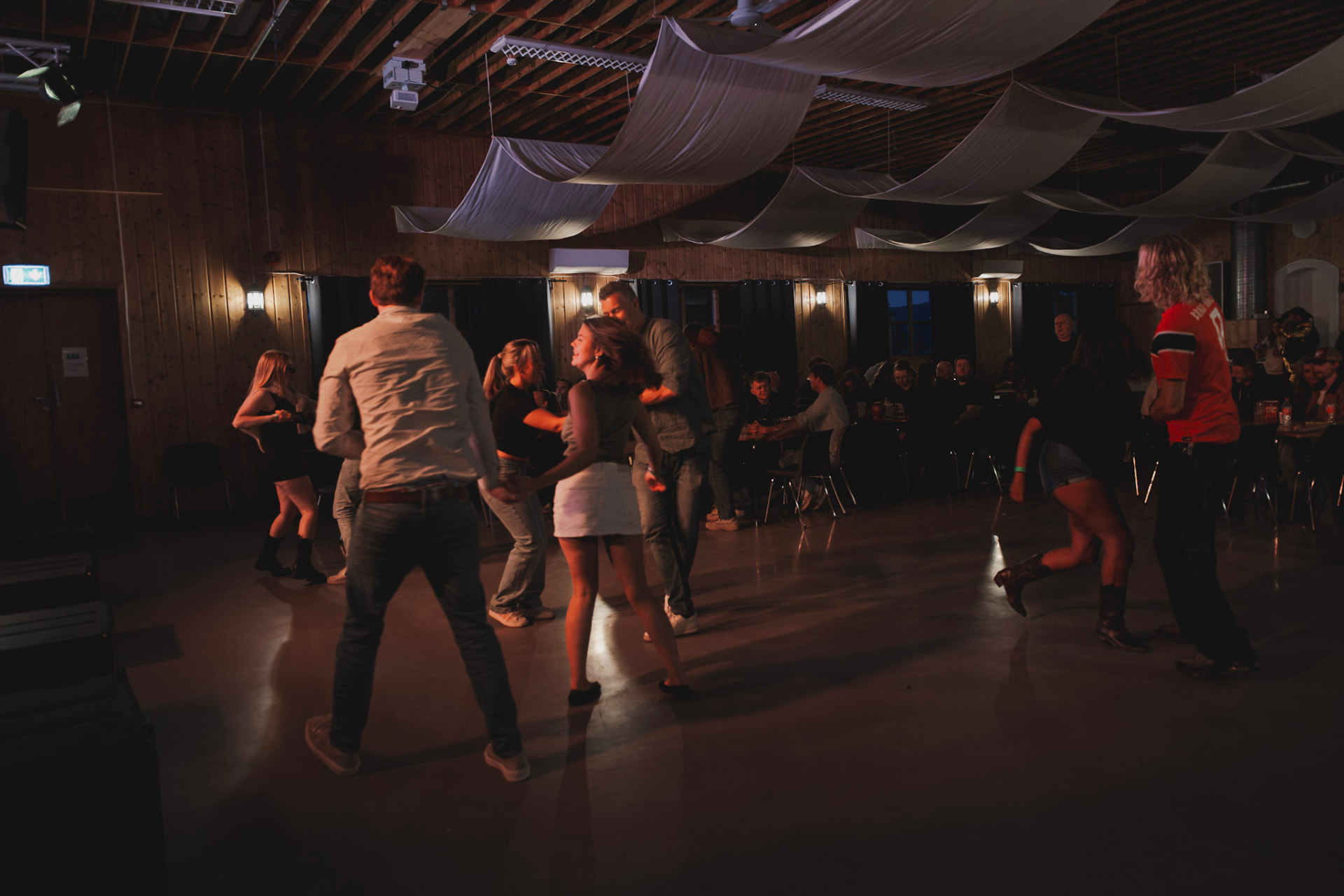 Dansegulvet fylles opp i tredelt lokale med drapert tak