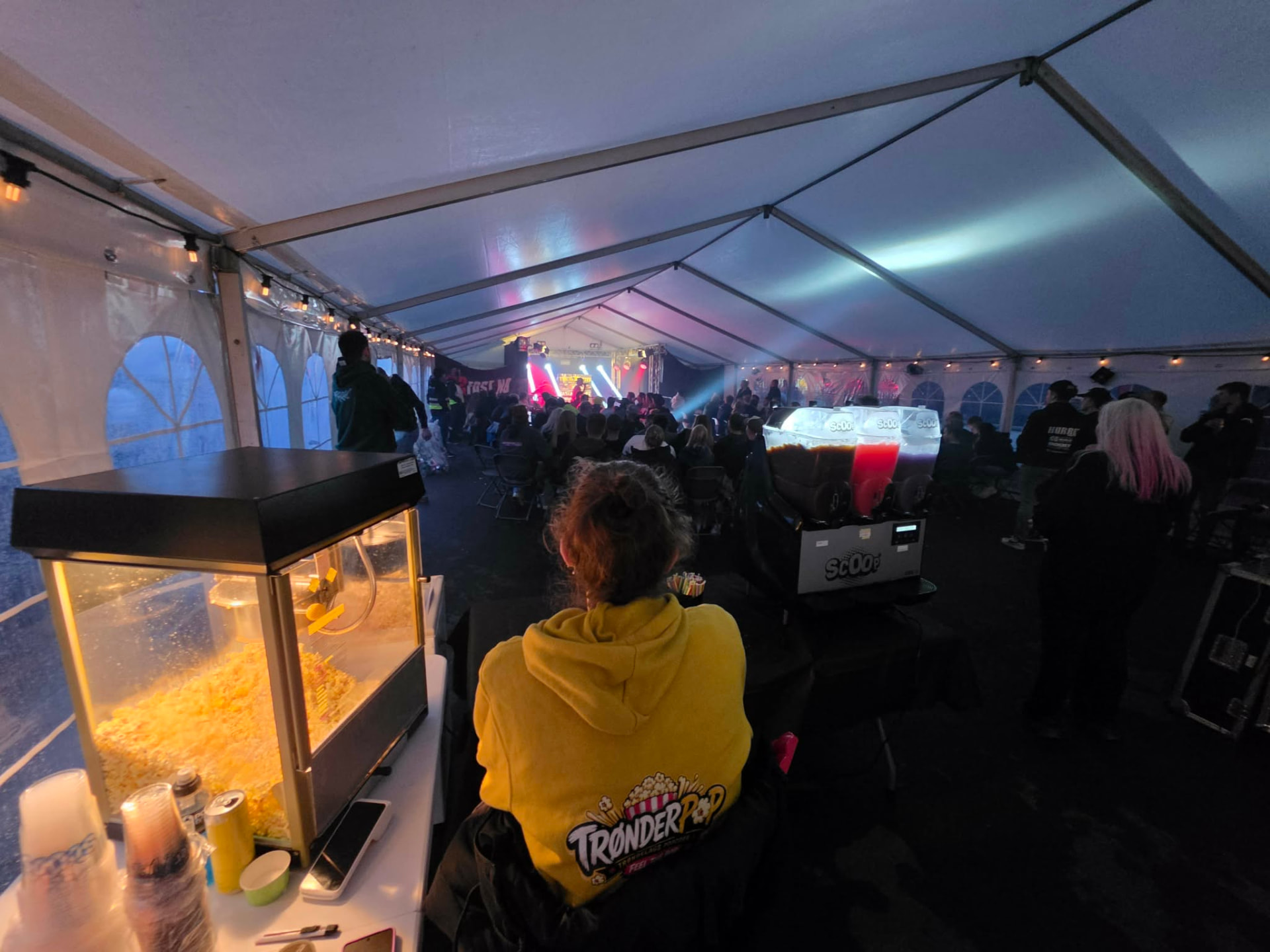 Popkorn- og slush-stand inne i festteltet under showet