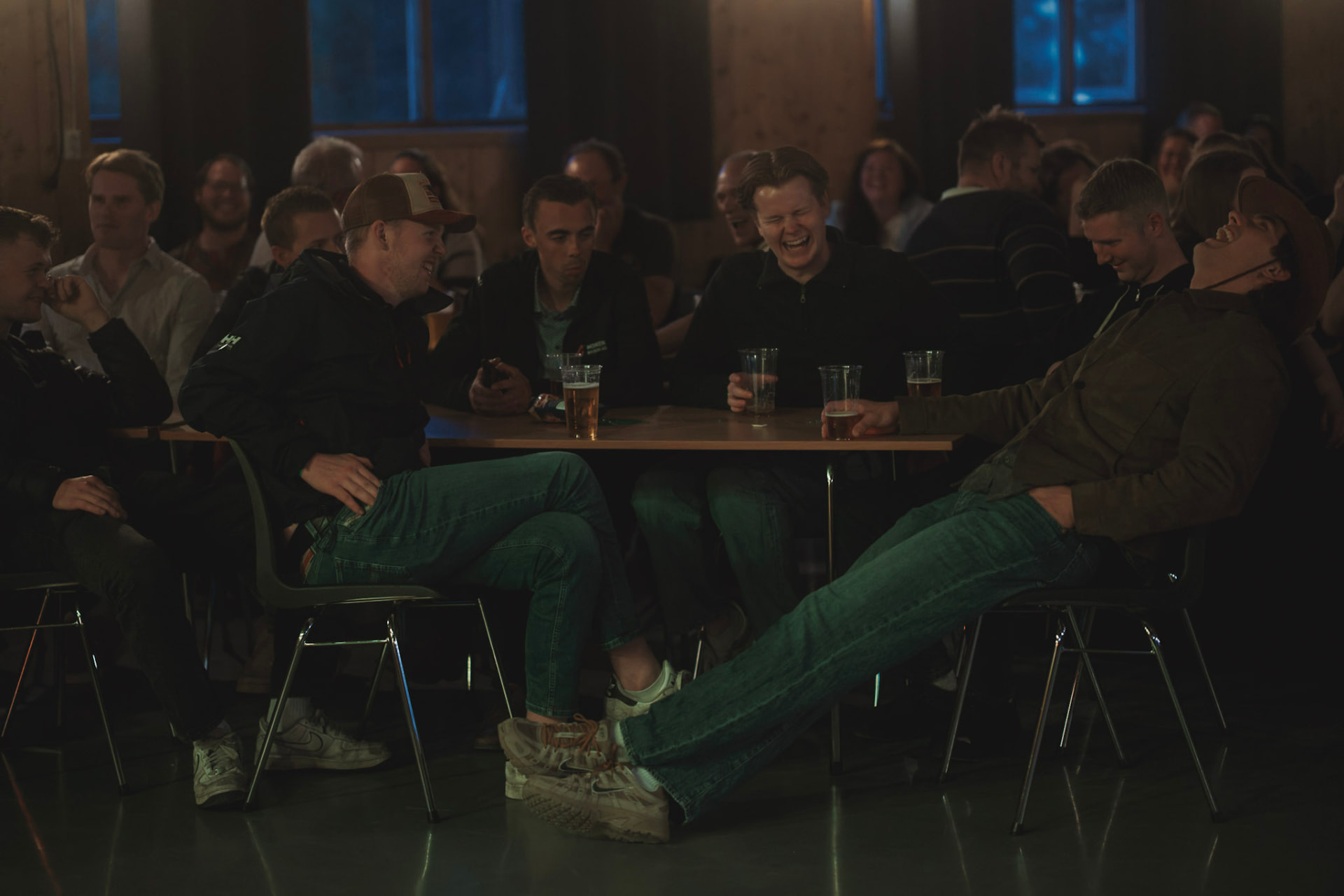 Gjester rundt bordet i god stemning under showet